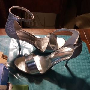 Silver glittery heels 9 1/2